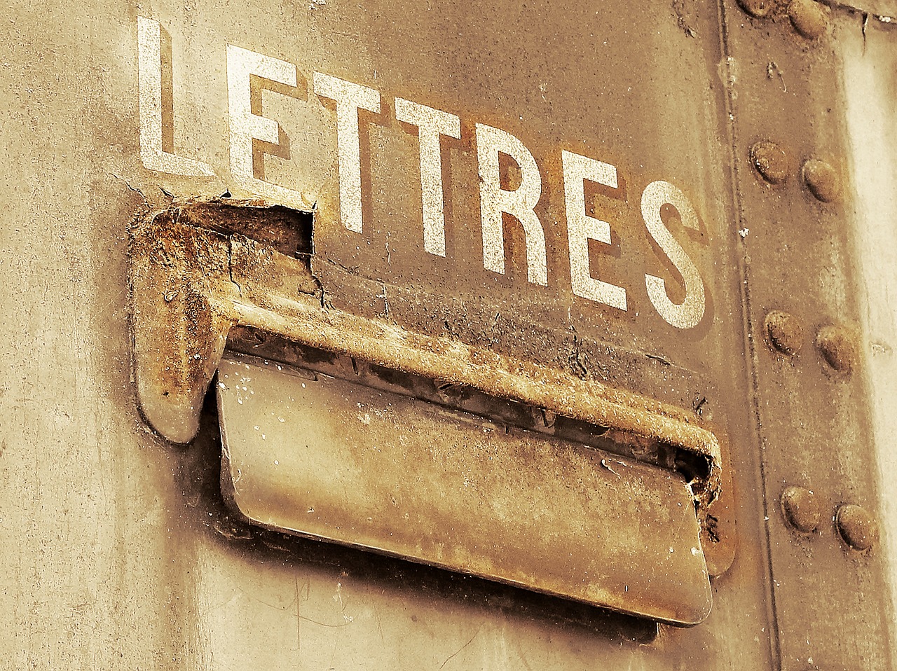 Quelles sont les obligations et les restrictions concernant l'indication du nom du locataire sur la boîte aux lettres ?